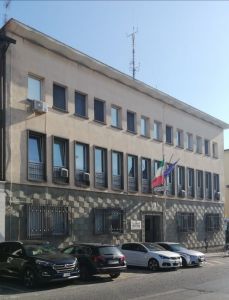 Si finge dipendente della banca e si fa fare bonifici per 1200 euro da un cecinese. Denunciato