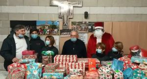 Consegnati a Don Luciano pacchi regalo donati dai bimbi per i loro coetanei che vivono situazioni difficili