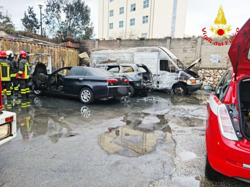 Incendio, distrutti quattro veicoli in via Grotta delle Fate