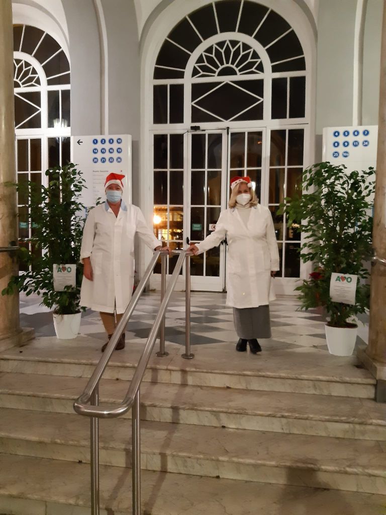 Ospedale, ecco le Stelle di Natale donate dall’Associazione Volontari Ospedalieri