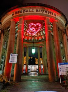 Ospedale, si accende il grande cuore dedicato agli operatori sanitari e alle vittime del Covid