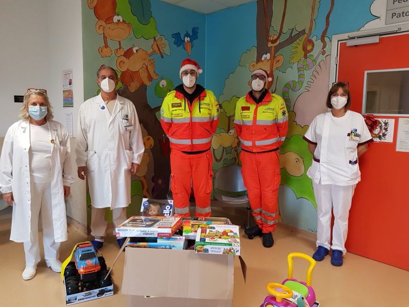 Pediatria di Livorno, un fiume di affetto grazie ai doni di Associazione Carabinieri, Svs e Croce Rossa