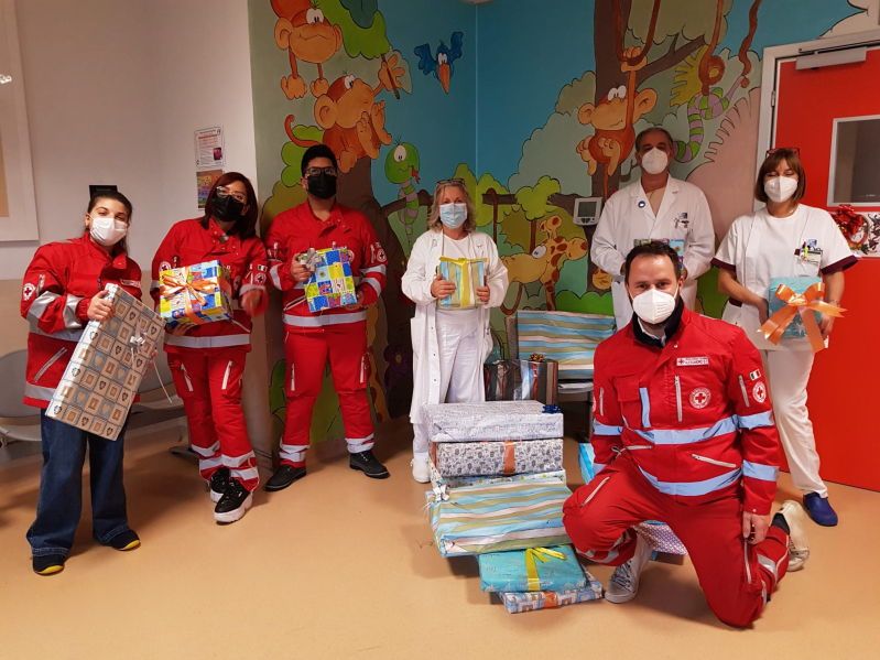 Pediatria di Livorno, un fiume di affetto grazie ai doni di Associazione Carabinieri, Svs e Croce Rossa  