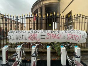 potere al popolo striscione sanità