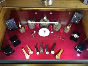 vetrina interna della gioielleria da cui sono stati asportati orologi e gioielli