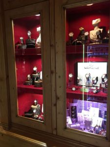 vetrina interna della gioielleria da cui sono stati asportati orologi e gioielli