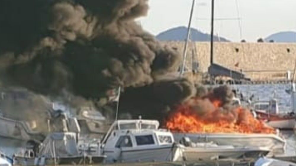 A fuoco imbarcazione nel posrto di Marciana Marina 