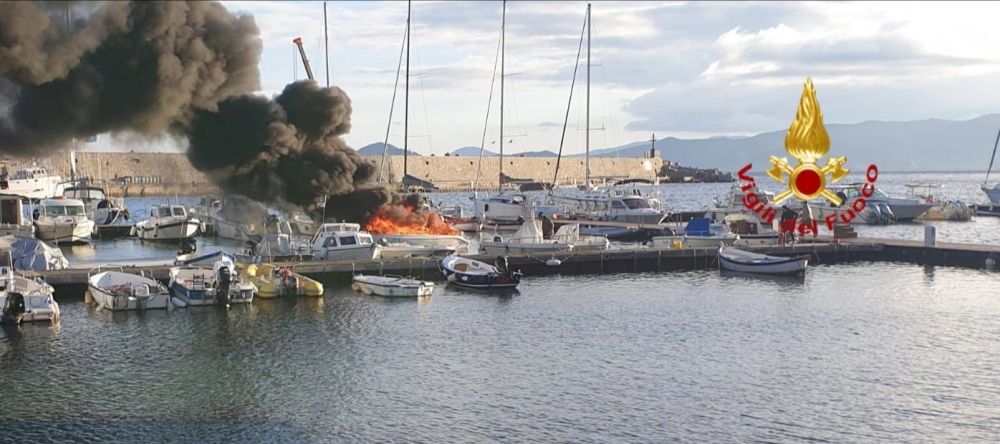 A fuoco imbarcazione nel posrto di Marciana Marina 