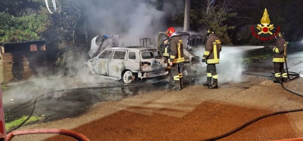 Collealvetti, a fuoco due auto parcheggiate (Foto)
