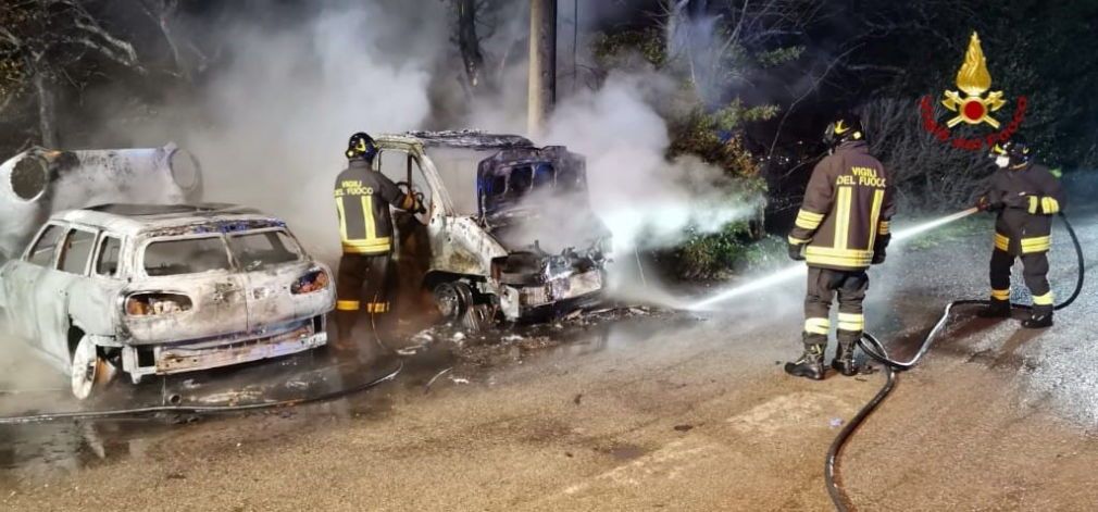 Collealvetti, a fuoco due auto parcheggiate (Foto)