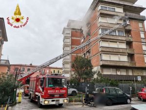 Incendio al 5° piano in via delle Sedie, l'intervento dei vigili del fuoco