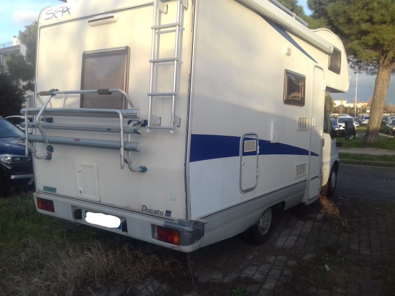 Libertà parcheggio selvaggio roulotte, anche sul posto del disabile