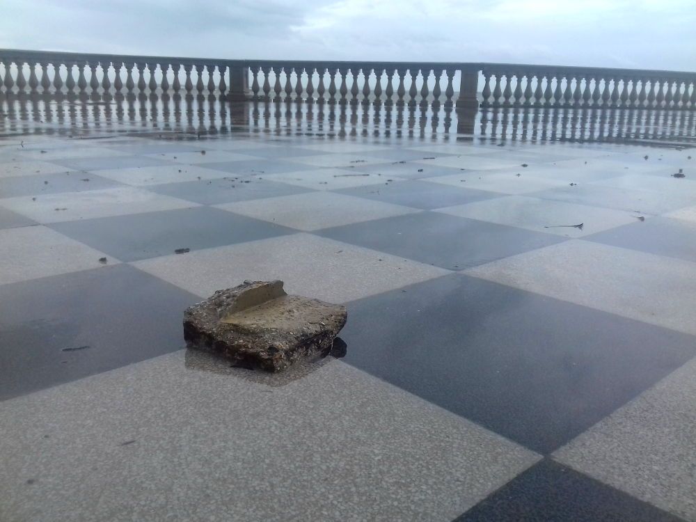 Mareggiata danni alla Terrazza, pavimentazione divelta 