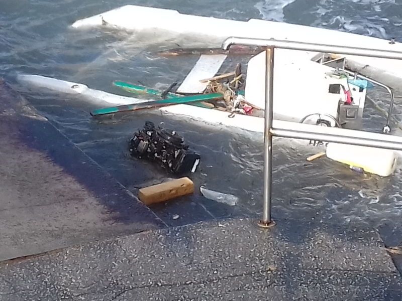 San Jacopo, barca in frantumi dopo la mareggiata ed il motore in balia delle onde