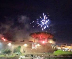 Striscione Partito Comunista sulla Fortezza Nuova e fuochi d'artificio