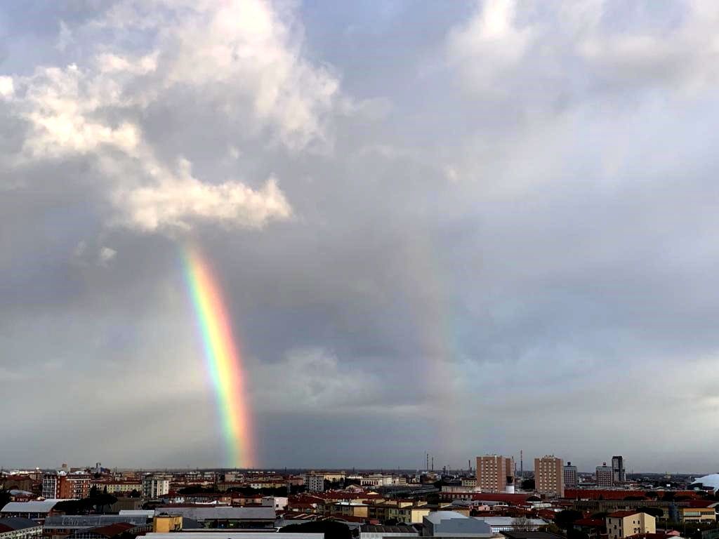 Tromba marina e arcobaleno nella mattina a Livorno