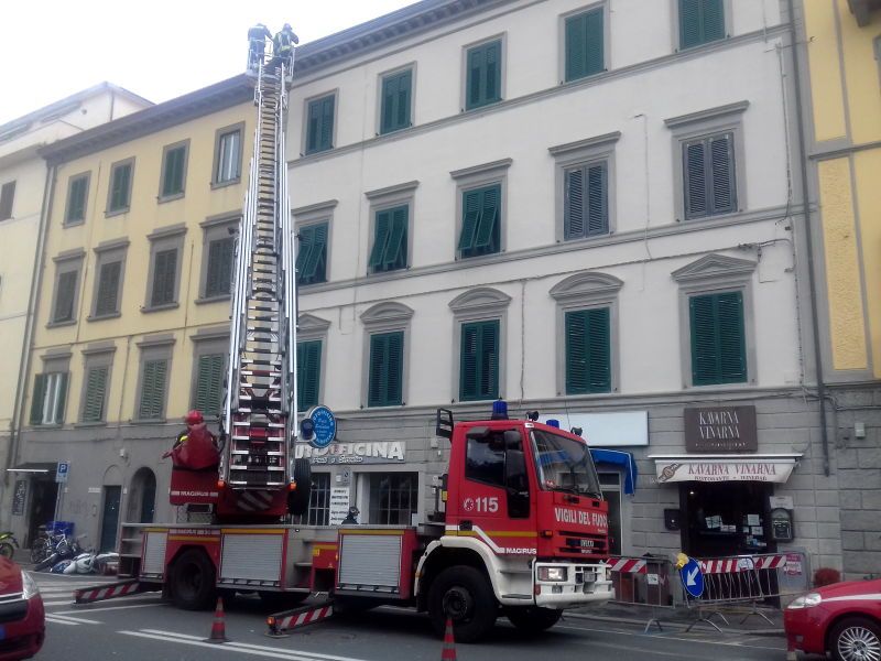maltempo viale italia caduta cornicione vigili del fuoco 