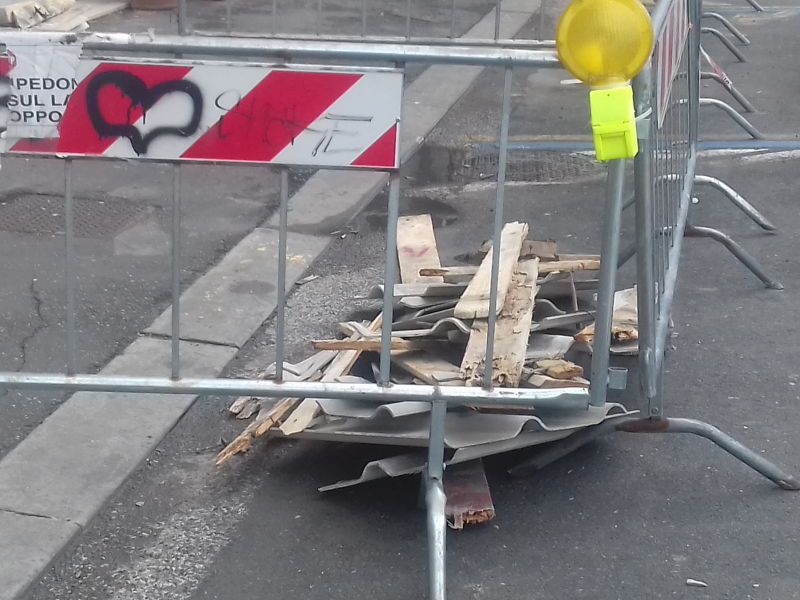 maltempo viale italia caduta cornicione vigili del fuoco 