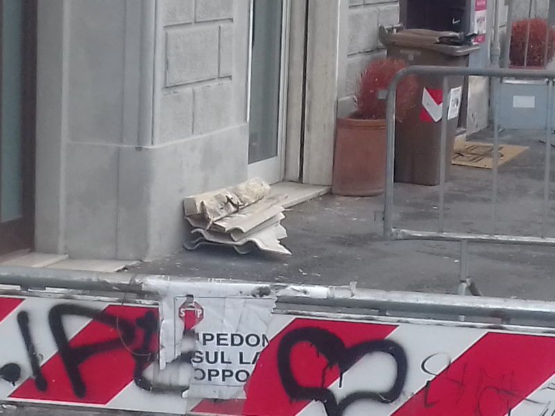 maltempo viale italia caduta cornicione vigili del fuoco 