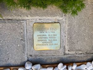 Posizionata la pietra di inciampo  per la piccola Gigliola Finzi uccisa a pochi mesi davanti ad Auschwitz