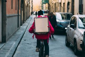 Algoritmo costringe i rider a prestazioni da Tadej Pogačar? La protesta della Filt Cgil