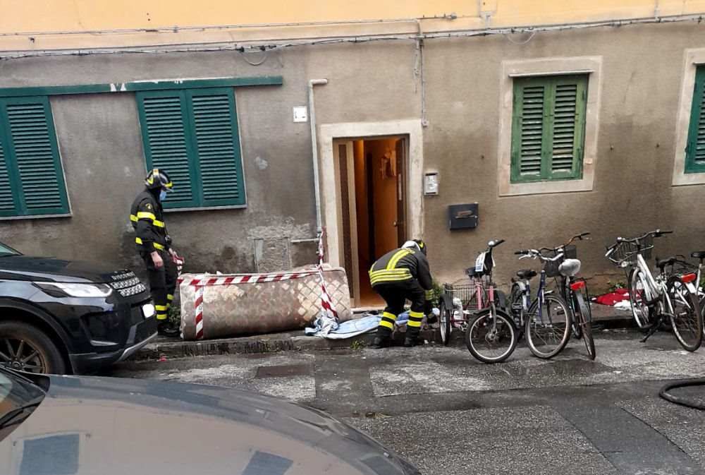 A fuoco una coperta mentre fuma, intossicata 86enne