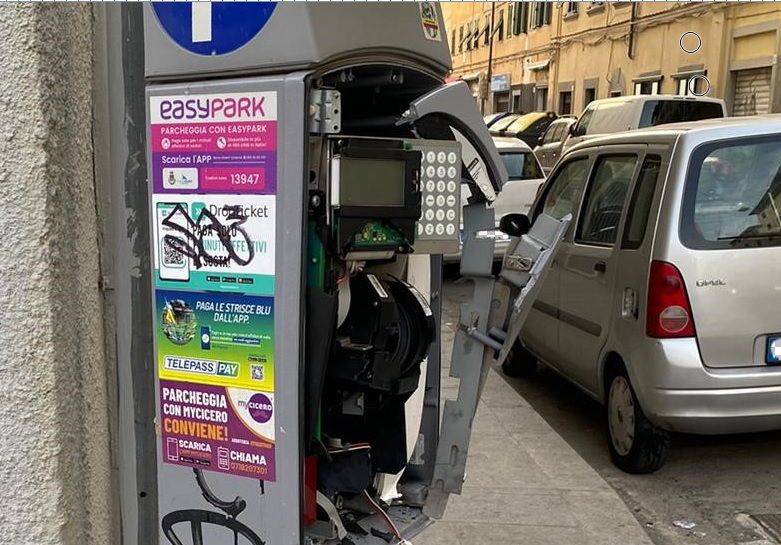 Bomba carta in Borgo, salta parchimetro