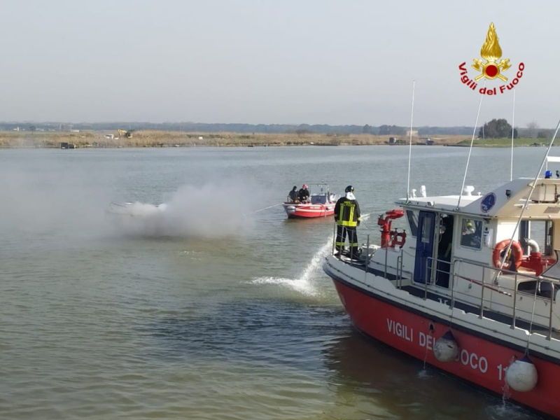 Calambrone, a fuoco imbarcazione nel canale dei Navicelli (Foto e Video)