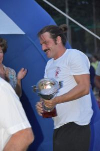 Capitan Luciano Scardino riceve la coppa relativa alla promozione in B del 2019