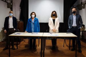 Il Terziario si mobilita, una catena umana in via Grande. Una iniziativa di Confcommercio e Confesercenti