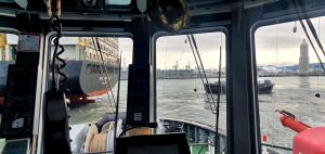 Nave portacontainer si incaglia all'imboccatura del porto