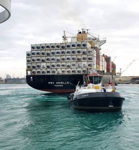 Nave portacontainer si incaglia all'imboccatura del porto