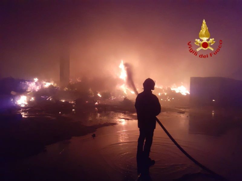 Incendio in un capannone di rifiuti a Cecina