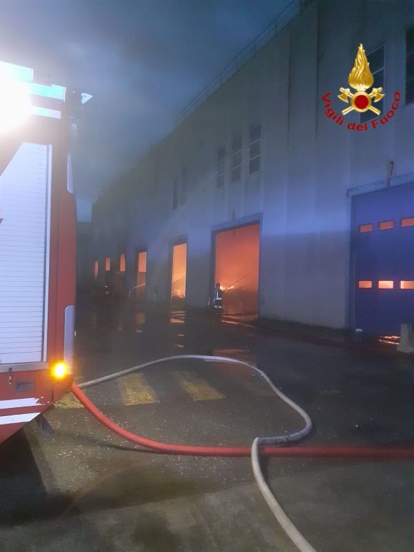 Incendio in un capannone di rifiuti a Cecina