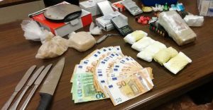 1 chilo di droga nascosto in ogni angolo della casa . Arrestato spacciatore 63