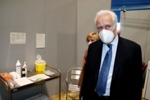 Eugenio Giani al primo giorno di apertura dell'l'Hub vaccinazioni di Livorno al Pala Modigliani