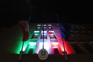 Illuminazione Tricolore sulla caserma dei carabinieri per i 160 anni di Unità Nazionale