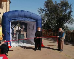 Inaugurata la stanza degli abbracci alla casa di riposo “Fattoria di Castello” di Castelnuovo della Misericordia
