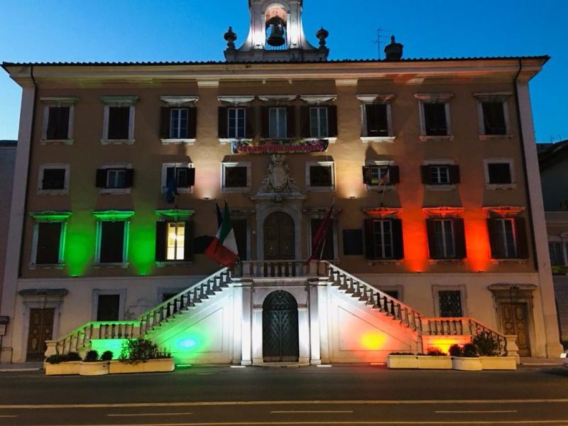 La foto il Comune illuminato col Tricolore per i 160 anni di unità nazionale