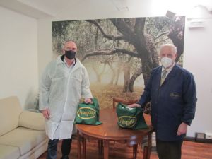 125 anni Aromolio, Salvetti visita l'azienda. Donate mille confezioni di olio per beneficienza e offerta la ristrutturazione di una statua in Villa Fabbricotti 