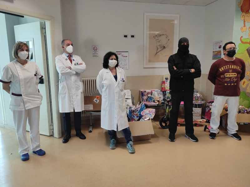 Pediatria Livorno, consegnati dal Comandante Alfa uova pasquali e giocattoli