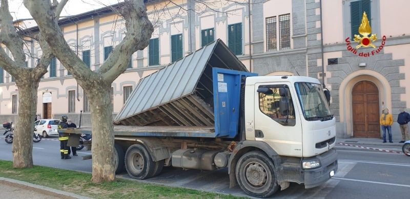 Piazza Mazzini, camion urta albero e perde il carico sopra un auto