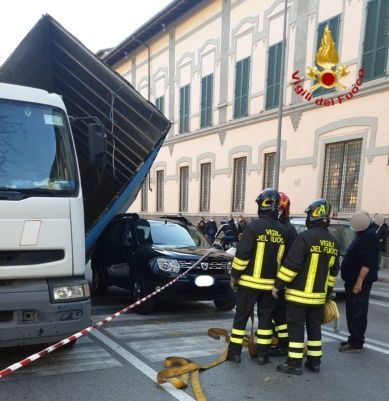 Piazza Mazzini, camion urta albero e perde il carico sopra un auto