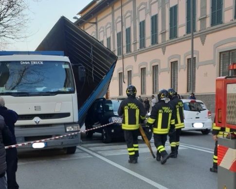 Piazza Mazzini, camion urta albero e perde il carico sopra un auto