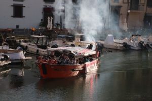 Protesta in barca lungo i fossi, nella ella giornata mondiale del teatro