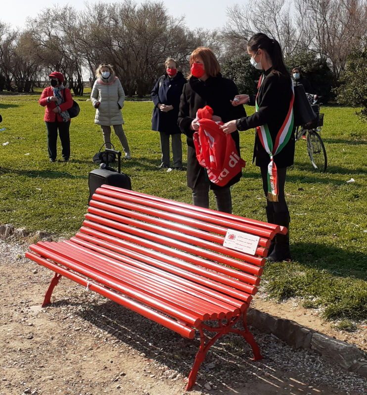 Terrazza Mascagni, inaugurata la panchina rossa contro la violenza sulle donne