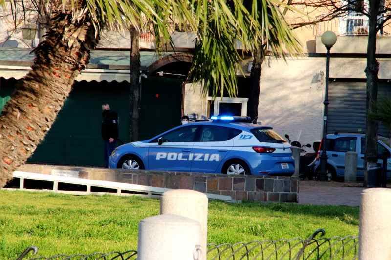 auto polizia piazza Garibaldi 113
