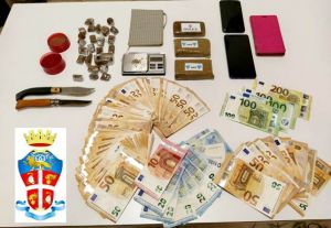 casa di spaccio. Sequestrata droga e contanti, arrestata coppia