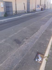 il tombino senza grata Sarà così da mesi a giudicare da quello che c'è dentro