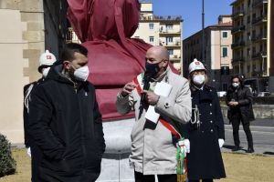 l monumento restaurato del Villano prende casa davanti al Comune
